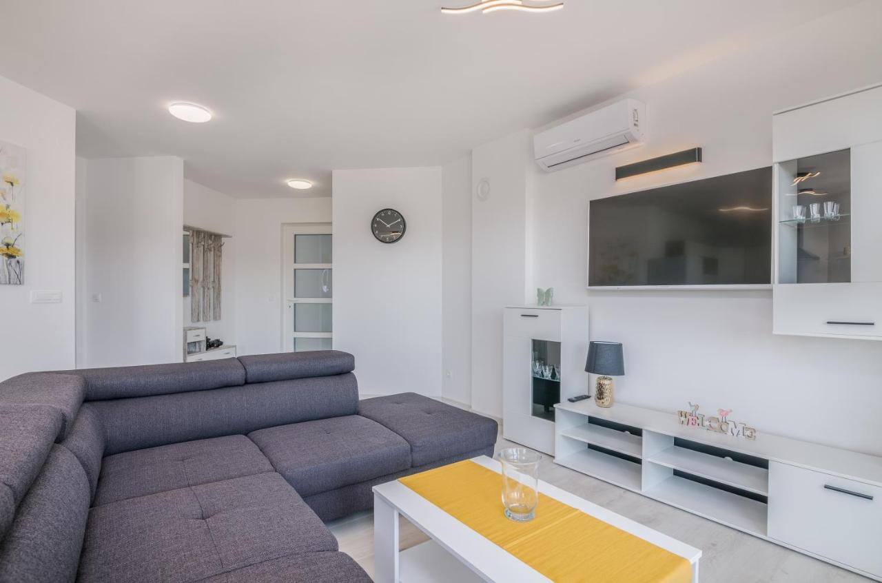 Apartments Villa "Aurea" With Pool Krk Town Exteriör bild